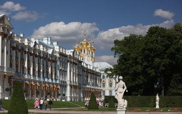 Sankt Peteburg potovanje in značilna palača v Peterhofu