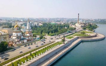 Irkutsk ob reki Angari s pogledom na katedralo