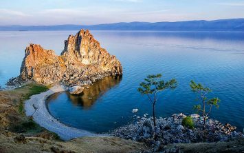 Otok Olhon in skala Shamanka na jezeru Bajkal