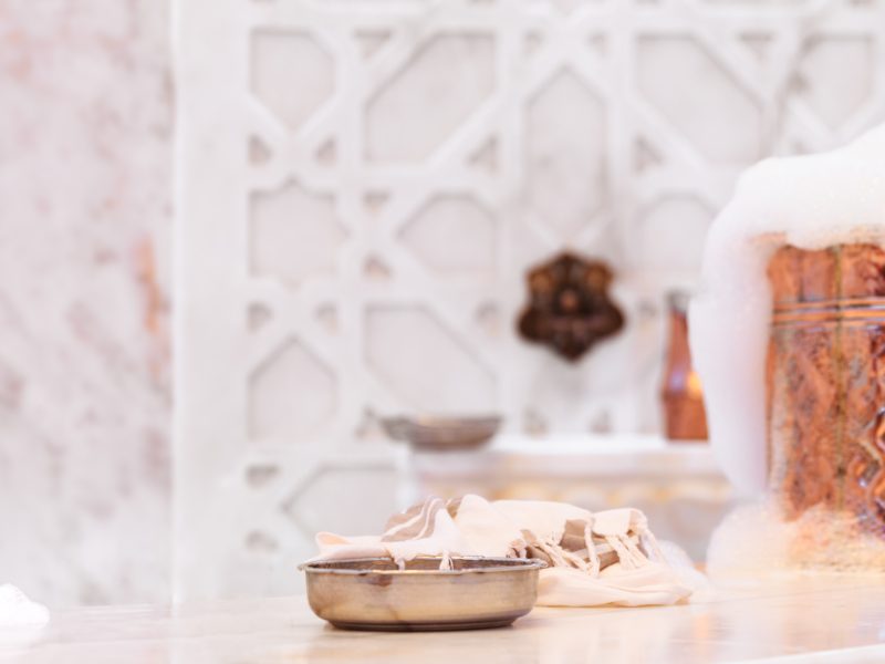 Turški hamam in bakrena posoda z milom in vrčem vode