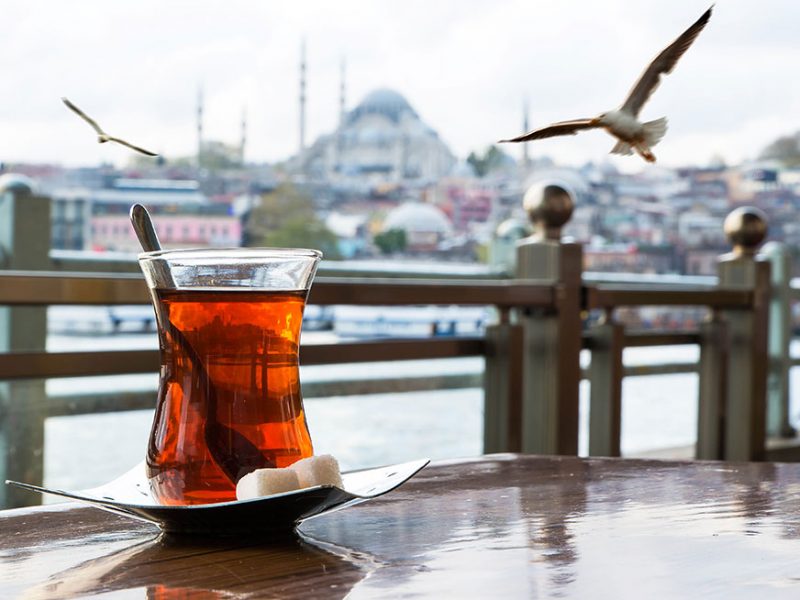 Turški čaj in Istanbul v ozadju
