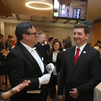 Jernej Kuntner kot Franc Petrič in Aleš Musar