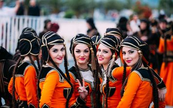 Gruzija in ženke oblečene v tradicionalno nošo